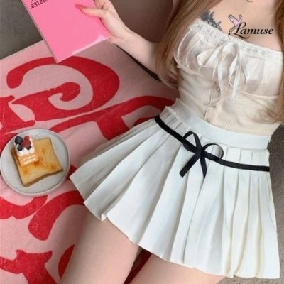 Áo kiểu mặc với chân váy xòe tại Lamuse